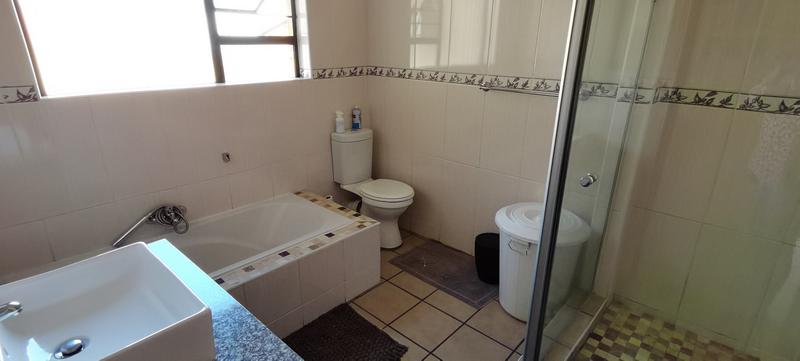 To Let 4 Bedroom Property for Rent in Constantia Kloof Gauteng