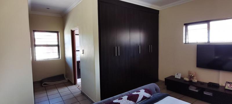 To Let 4 Bedroom Property for Rent in Constantia Kloof Gauteng