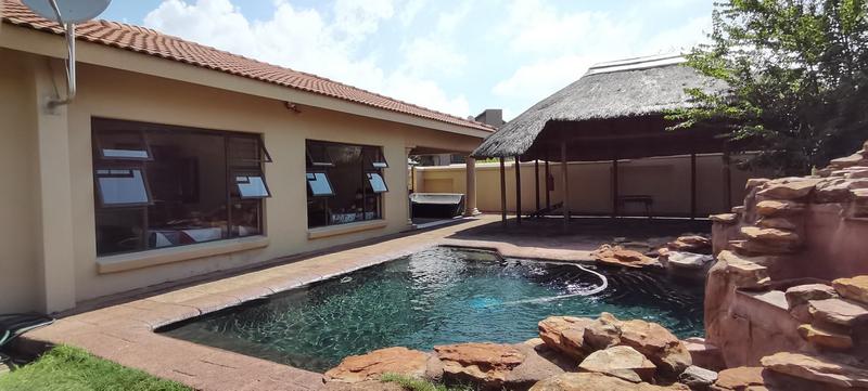 To Let 4 Bedroom Property for Rent in Constantia Kloof Gauteng