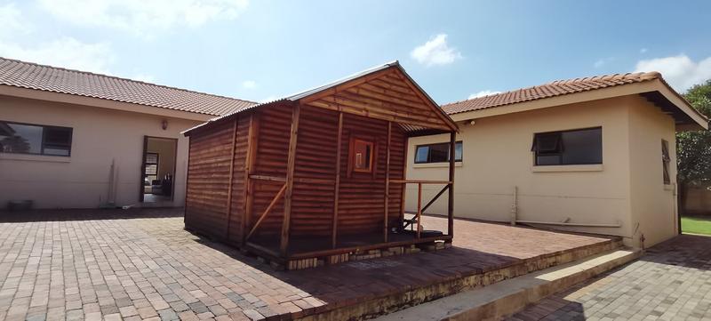 To Let 4 Bedroom Property for Rent in Constantia Kloof Gauteng