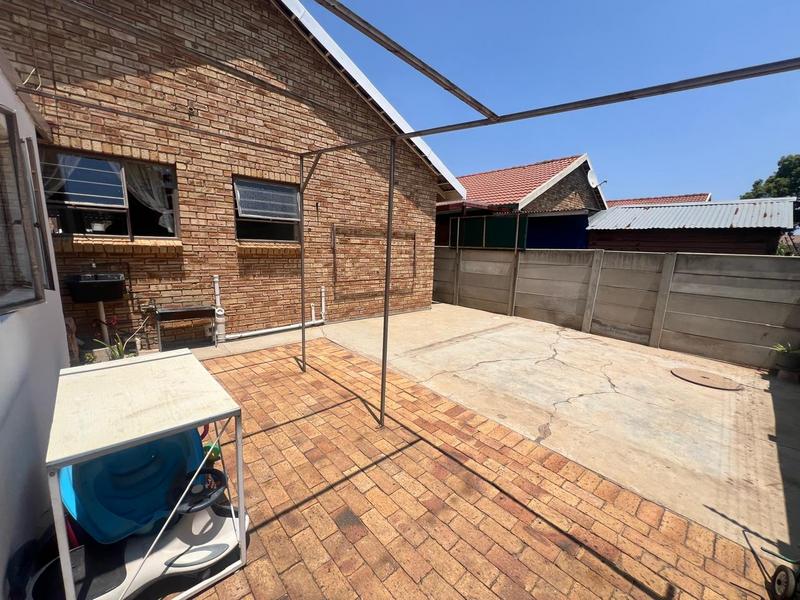 2 Bedroom Property for Sale in Greenhills Gauteng