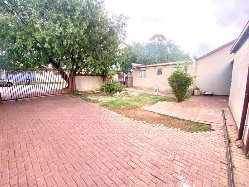 4 Bedroom Property for Sale in Fleurhof Gauteng