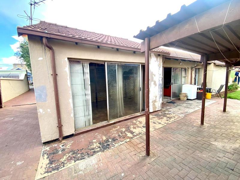 4 Bedroom Property for Sale in Fleurhof Gauteng