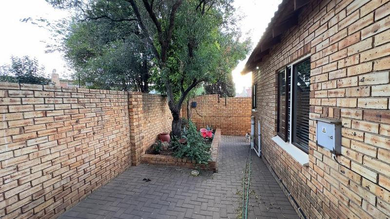 4 Bedroom Property for Sale in Radiokop Gauteng