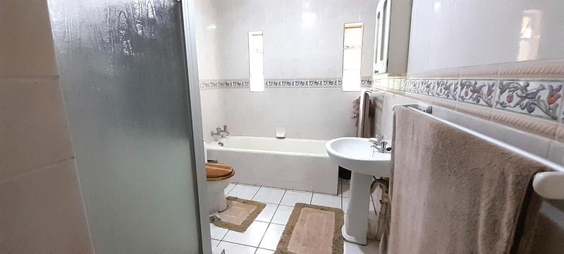 5 Bedroom Property for Sale in Eldoraigne Gauteng