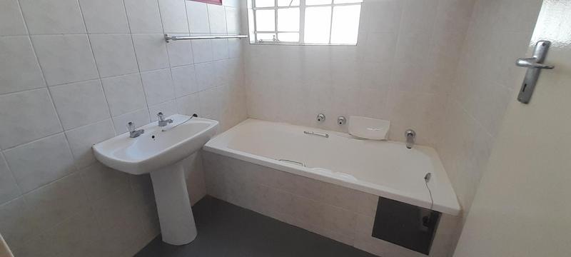 2 Bedroom Property for Sale in Die Hoewes Gauteng