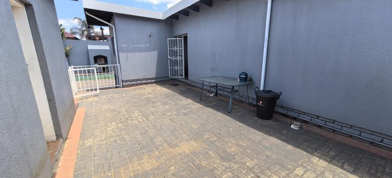 4 Bedroom Property for Sale in Wilro Park Gauteng