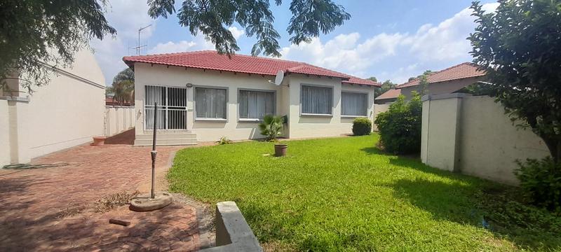 To Let 3 Bedroom Property for Rent in Thatchfield Gauteng