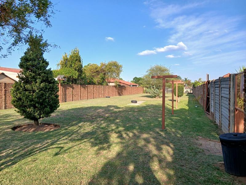 To Let 2 Bedroom Property for Rent in Bromhof Gauteng