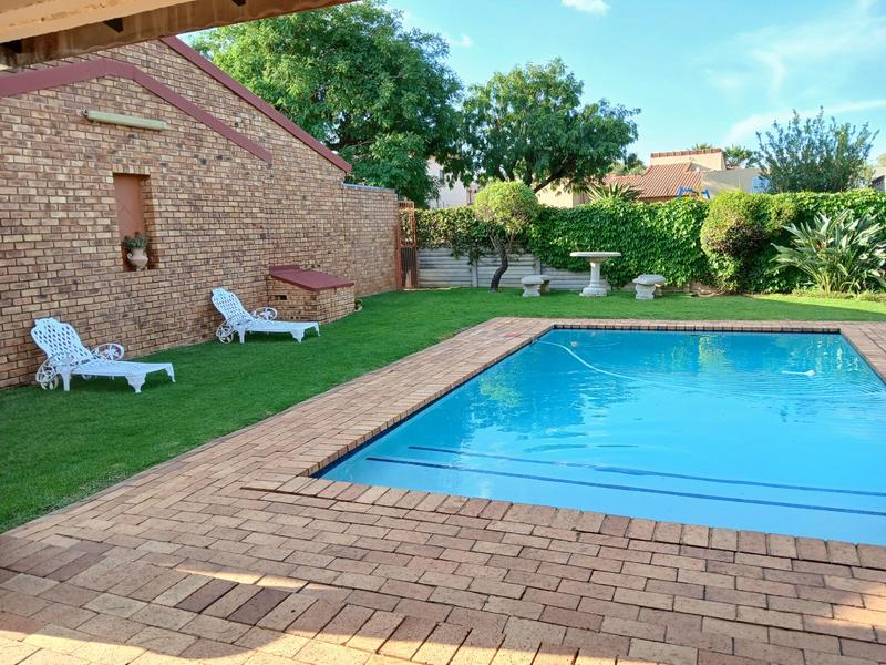 To Let 2 Bedroom Property for Rent in Bromhof Gauteng