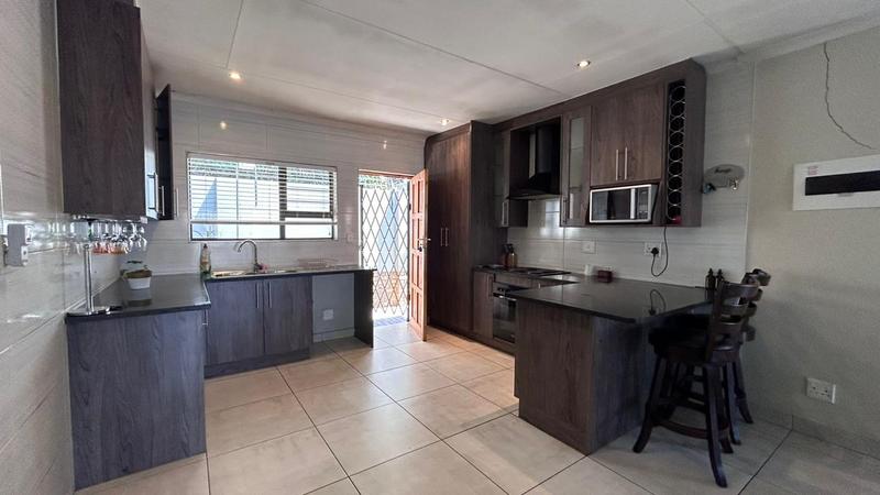 To Let 2 Bedroom Property for Rent in Bedfordview Gauteng