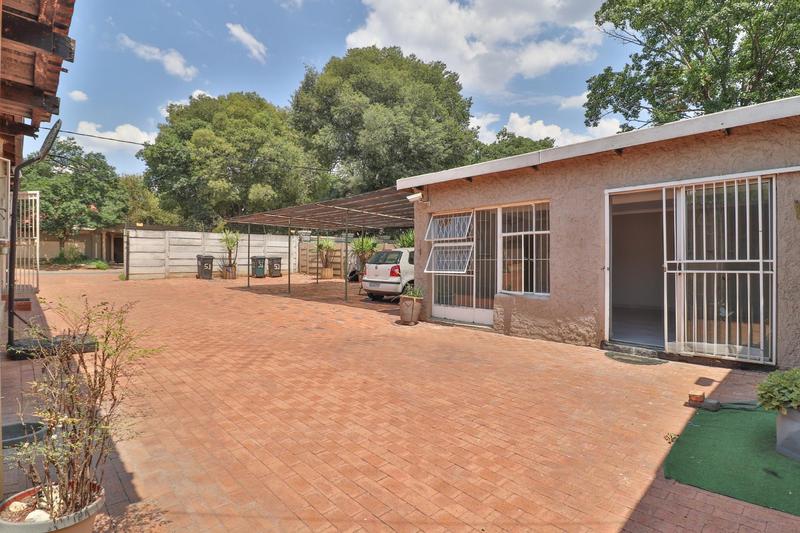 5 Bedroom Property for Sale in Lombardy East Gauteng