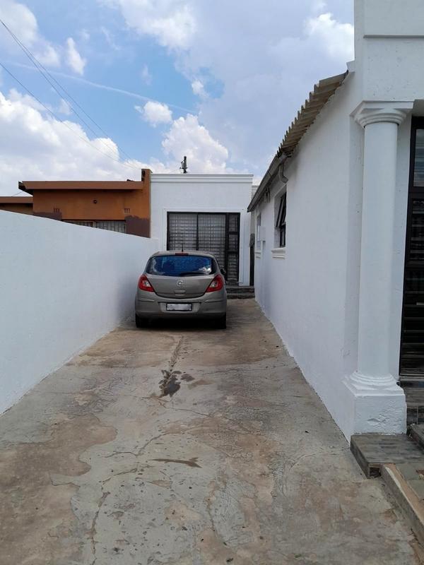 2 Bedroom Property for Sale in Chiawelo Gauteng