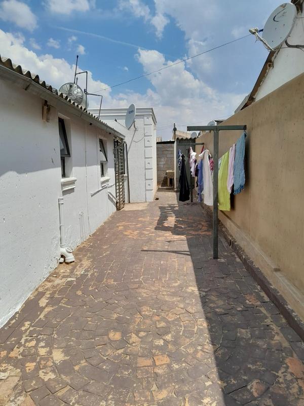 2 Bedroom Property for Sale in Chiawelo Gauteng