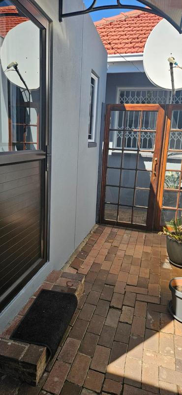 To Let 1 Bedroom Property for Rent in Waverley Gauteng