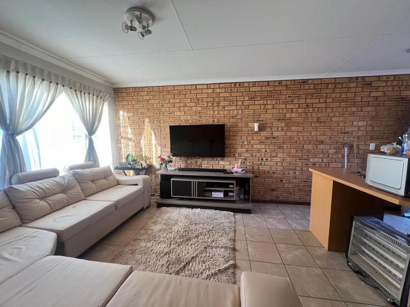 2 Bedroom Property for Sale in Finsbury Gauteng