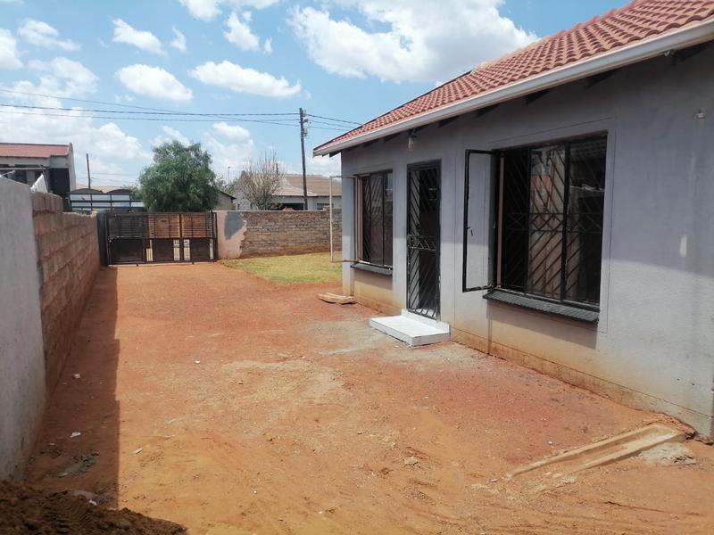 5 Bedroom Property for Sale in Protea Glen Gauteng