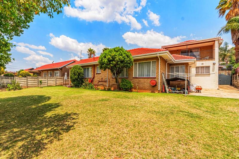 5 Bedroom Property for Sale in Helderkruin Gauteng