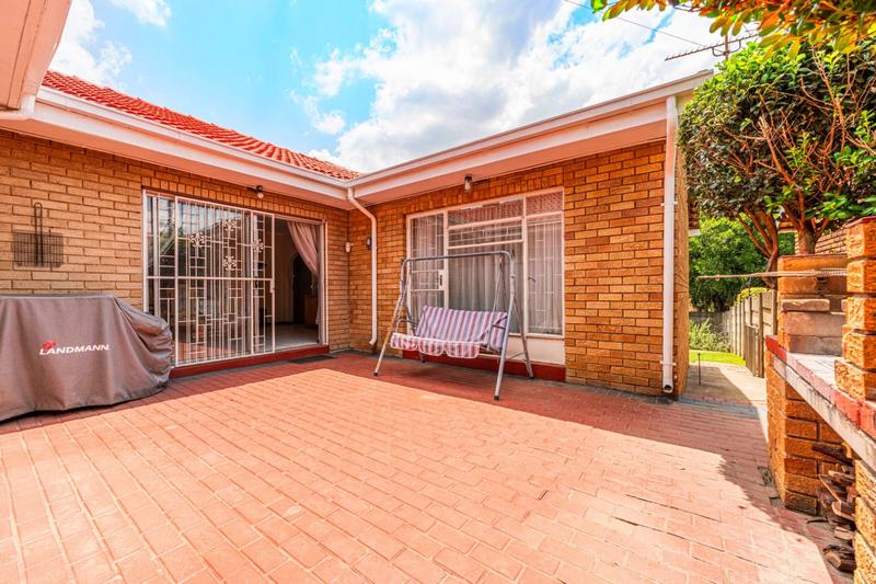 5 Bedroom Property for Sale in Helderkruin Gauteng