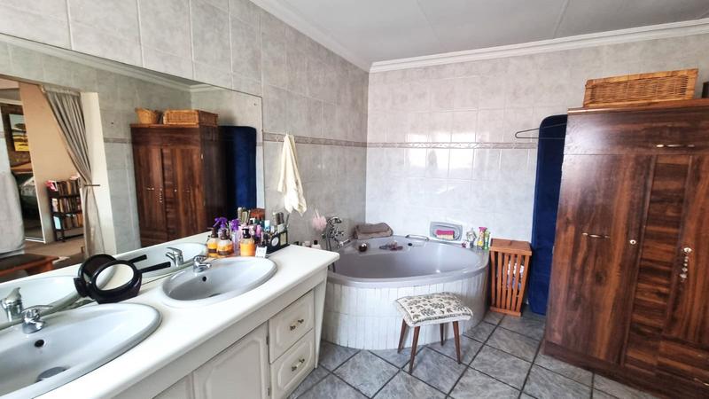 4 Bedroom Property for Sale in Eldoraigne Gauteng