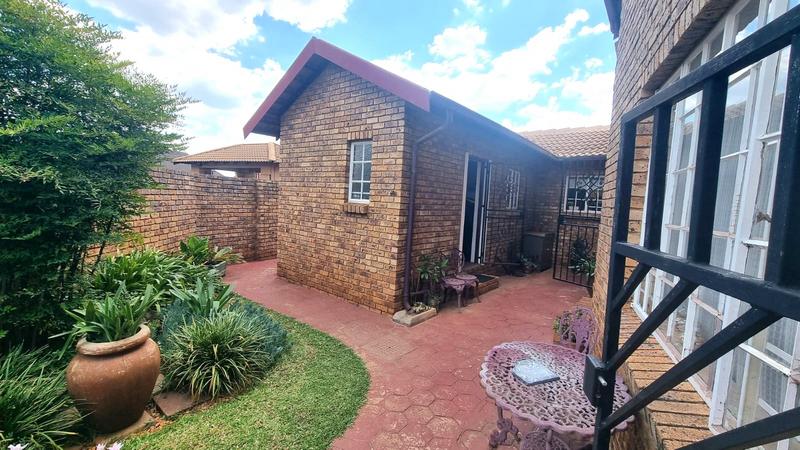 4 Bedroom Property for Sale in Eldoraigne Gauteng