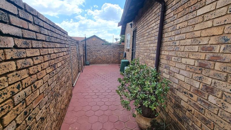 4 Bedroom Property for Sale in Eldoraigne Gauteng