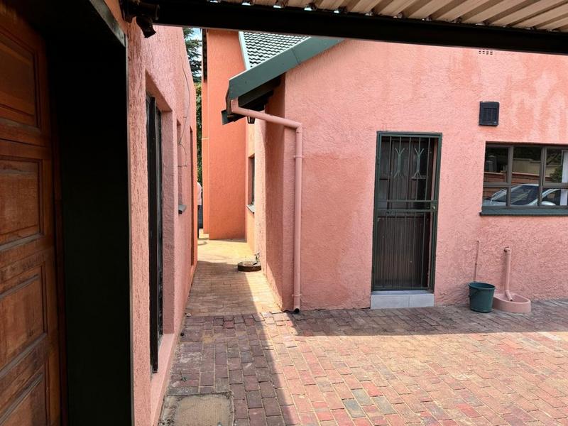 To Let 3 Bedroom Property for Rent in Croydon Gauteng