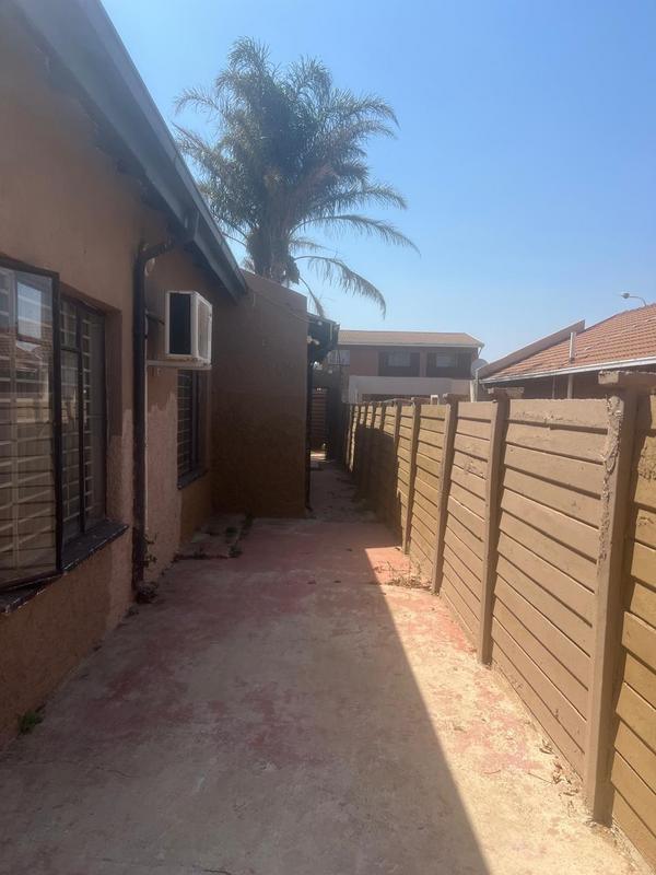 To Let 4 Bedroom Property for Rent in Lenasia South Gauteng