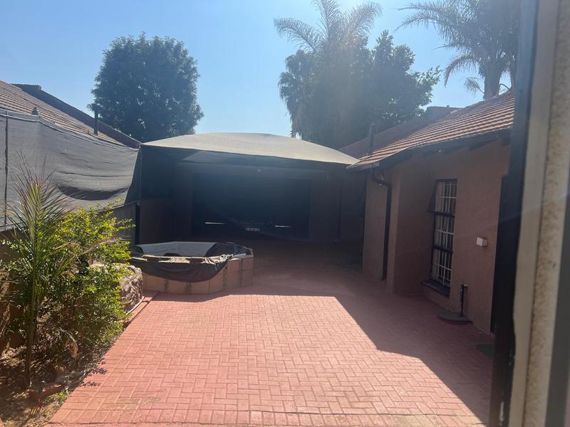 To Let 4 Bedroom Property for Rent in Lenasia South Gauteng