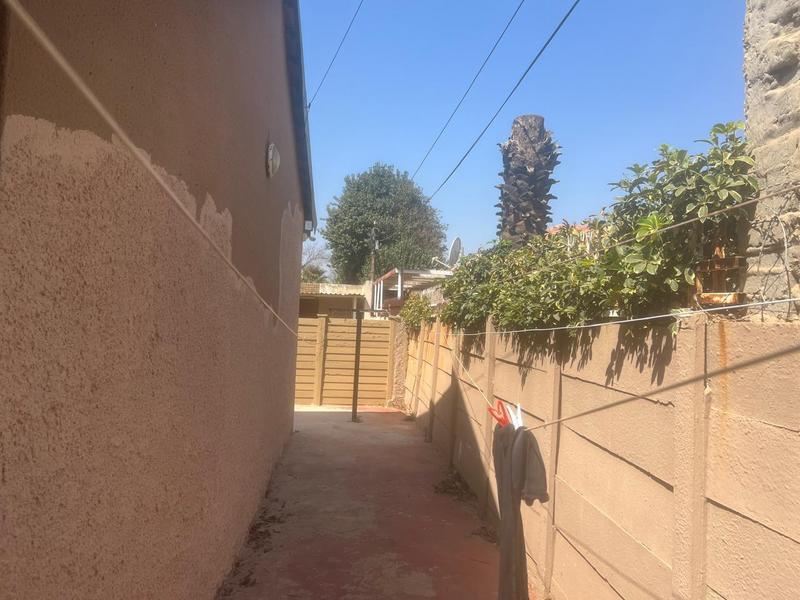 To Let 4 Bedroom Property for Rent in Lenasia South Gauteng