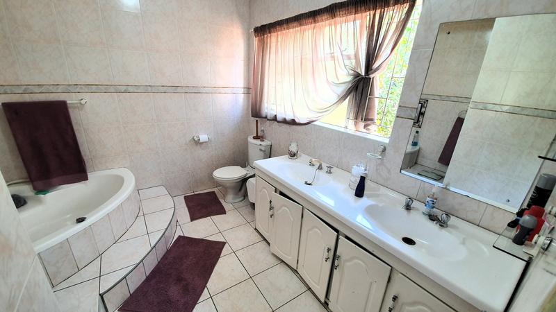 6 Bedroom Property for Sale in Florauna Gauteng