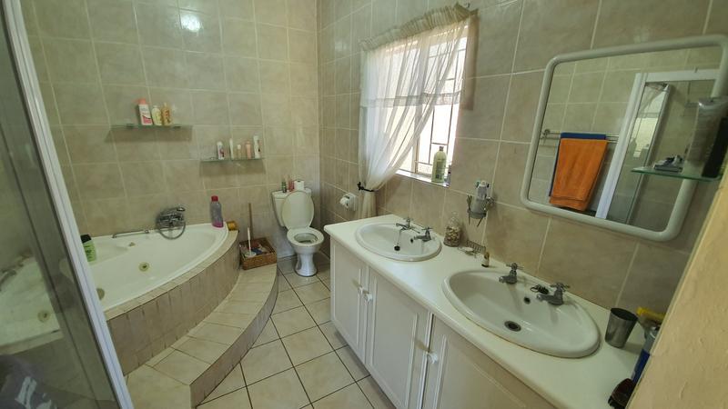 6 Bedroom Property for Sale in Florauna Gauteng