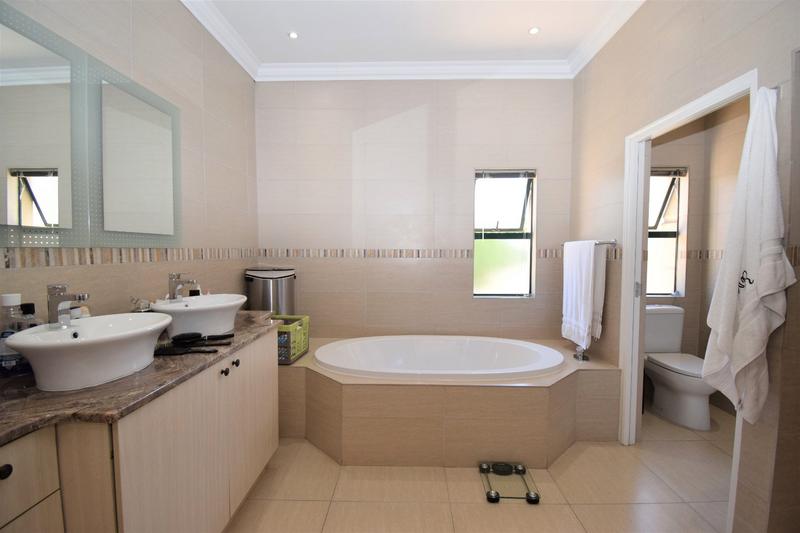 To Let 4 Bedroom Property for Rent in Dainfern Golf Estate Gauteng