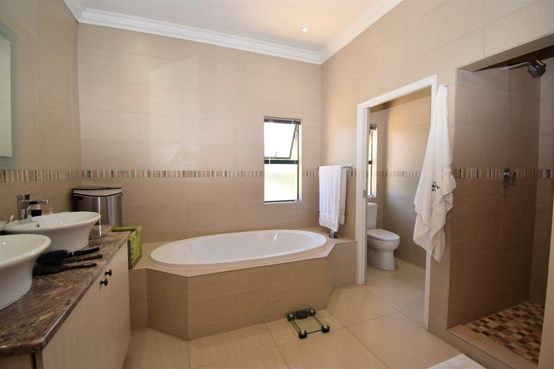 To Let 4 Bedroom Property for Rent in Dainfern Golf Estate Gauteng