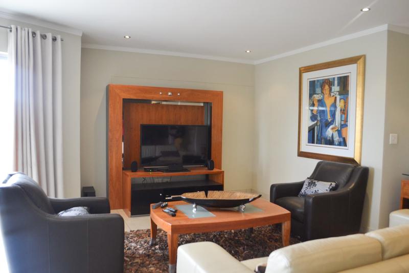 To Let 2 Bedroom Property for Rent in Sandhurst Gauteng