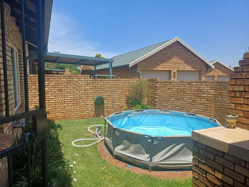 To Let 2 Bedroom Property for Rent in Amberfield Heights Gauteng