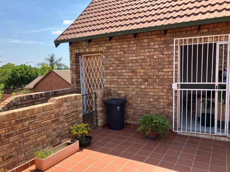 2 Bedroom Property for Sale in Die Hoewes Gauteng