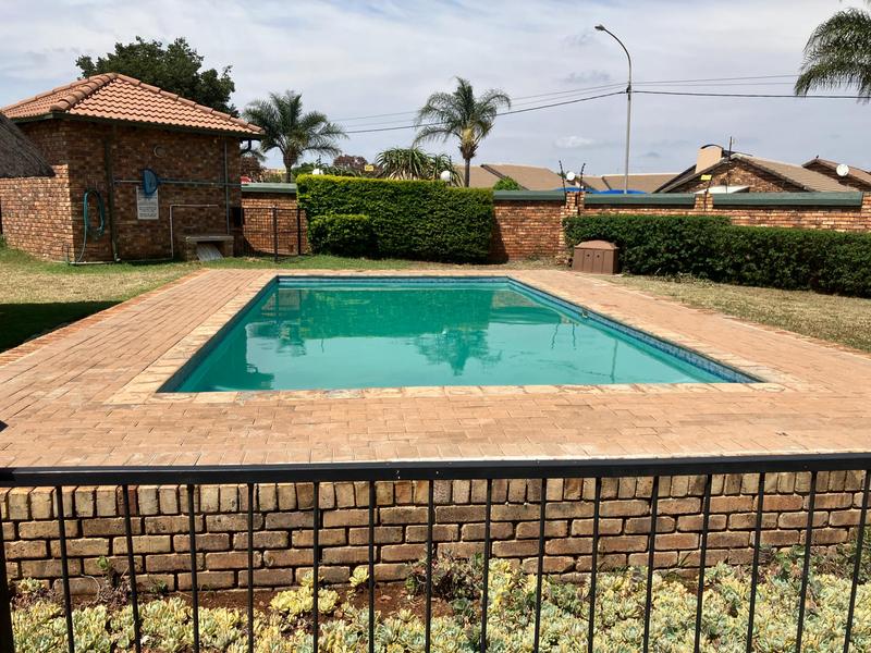 2 Bedroom Property for Sale in Die Hoewes Gauteng