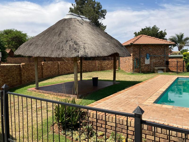 2 Bedroom Property for Sale in Die Hoewes Gauteng