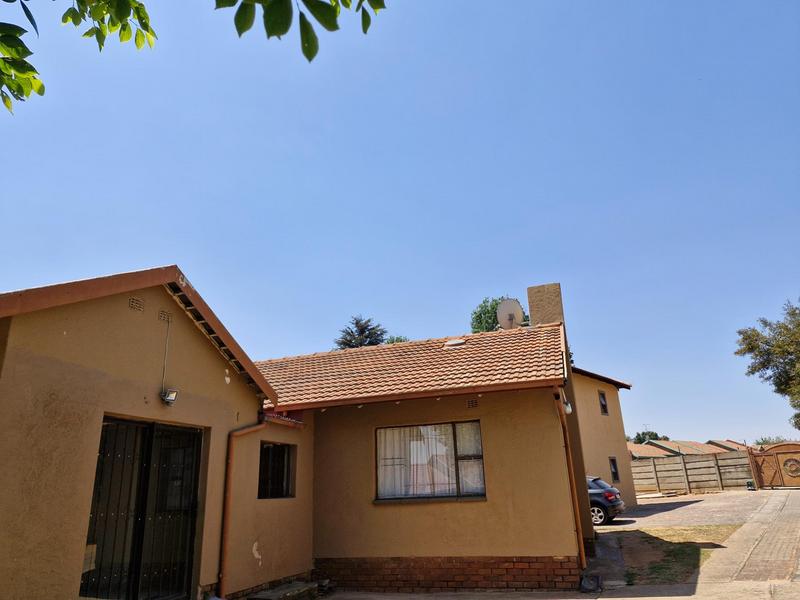 To Let 2 Bedroom Property for Rent in Birch Acres Gauteng