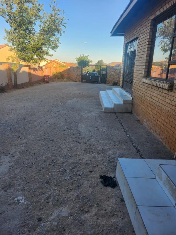 To Let 2 Bedroom Property for Rent in Mondeor Gauteng