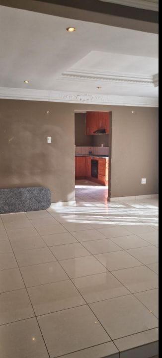 To Let 2 Bedroom Property for Rent in Mondeor Gauteng