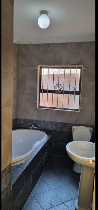 To Let 2 Bedroom Property for Rent in Mondeor Gauteng