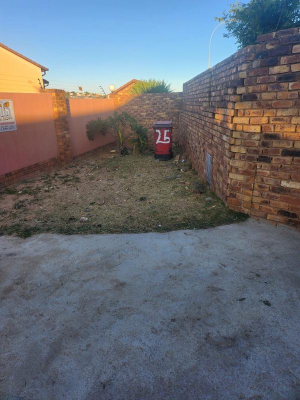 To Let 2 Bedroom Property for Rent in Mondeor Gauteng