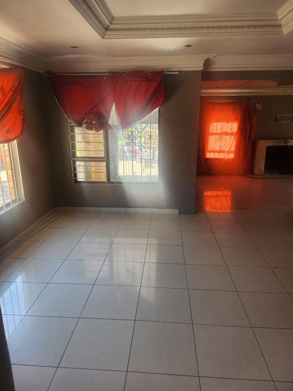 To Let 2 Bedroom Property for Rent in Mondeor Gauteng