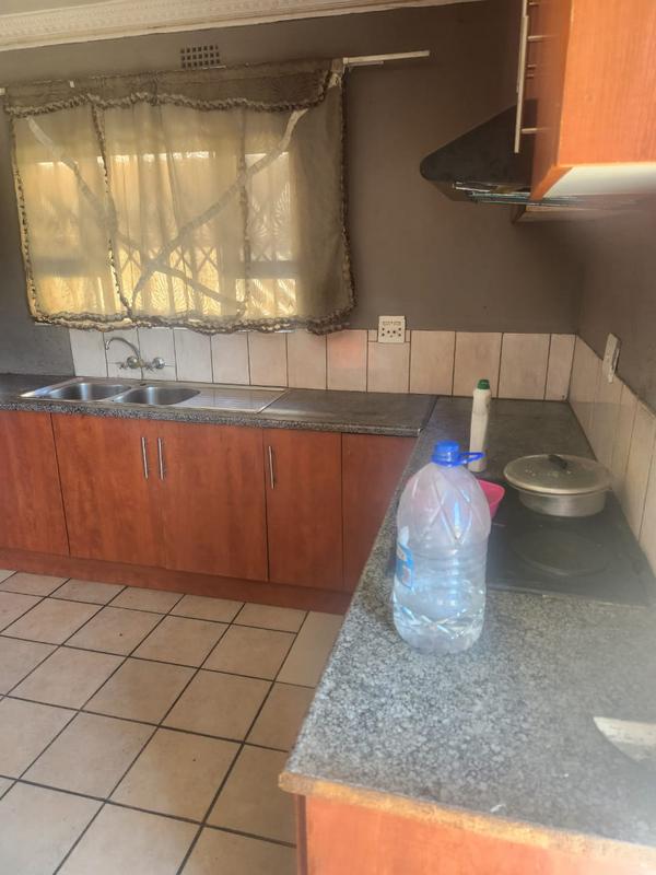 To Let 2 Bedroom Property for Rent in Mondeor Gauteng