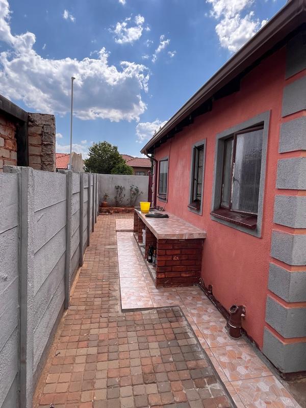 2 Bedroom Property for Sale in Lotus Gardens Gauteng