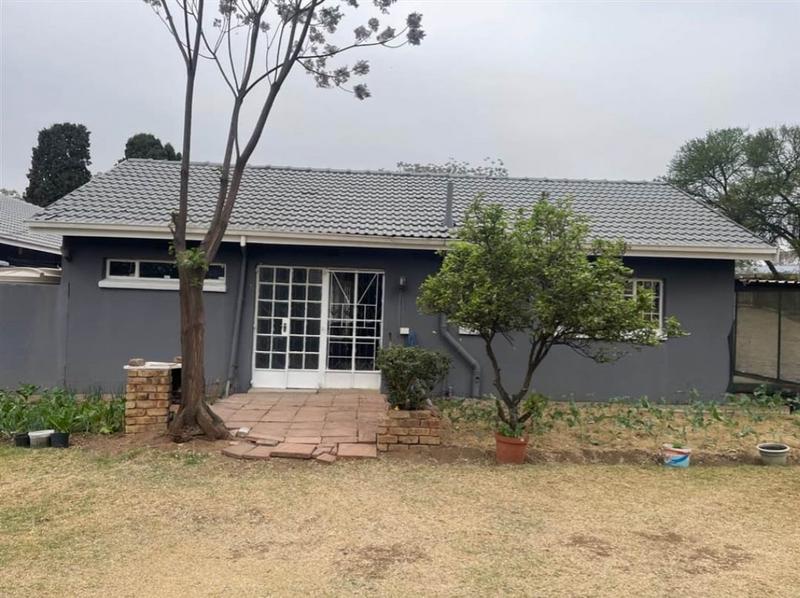 To Let 1 Bedroom Property for Rent in Glen Austin Gauteng