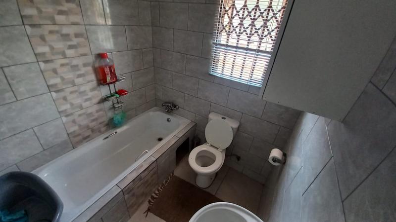 To Let 2 Bedroom Property for Rent in Kirkney Gauteng