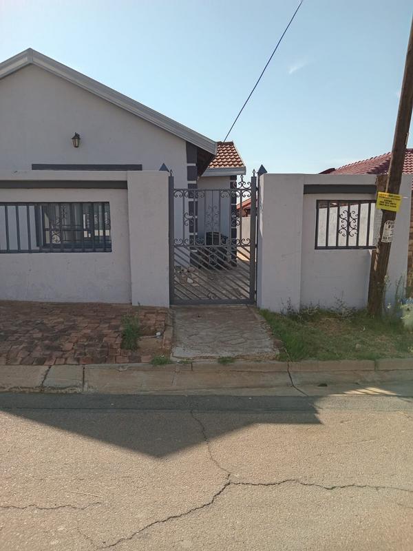 5 Bedroom Property for Sale in Lotus Gardens Gauteng